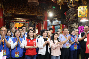 雲林縣長張麗善率隊前往苗栗縣通霄鎮白沙屯拱天宮參拜，虔誠為鑾轎進行淨轎儀式並恭送起駕／翻攝照片