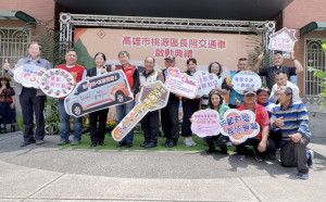 ▲便利部落長者，海霸王餐廳捐贈桃源區長照交通車。