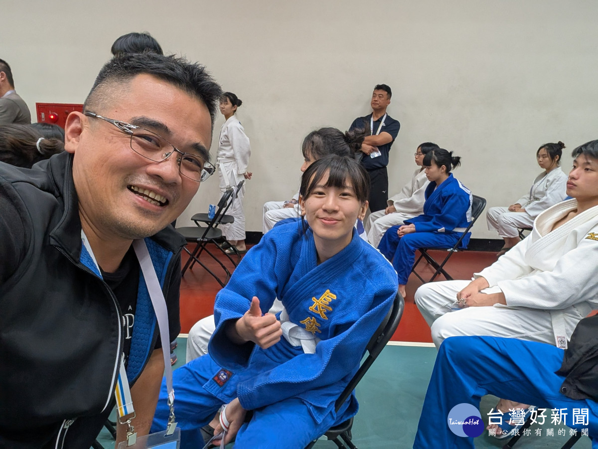 鄭敏薰選手(右)與賽前與長庚科大陳南福教練(左)合影