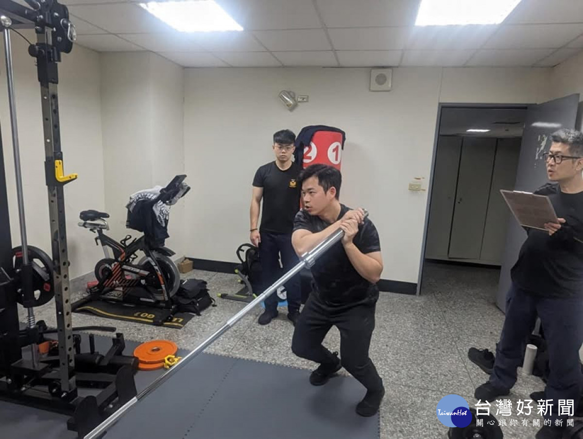 竹市警同仁使用健身器材。
