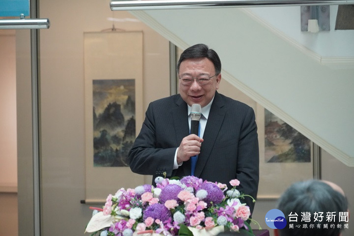 中華大學劉維琪校長推崇姜一涵教授勤勞於創作且追求創新，是眾人學習的典範。