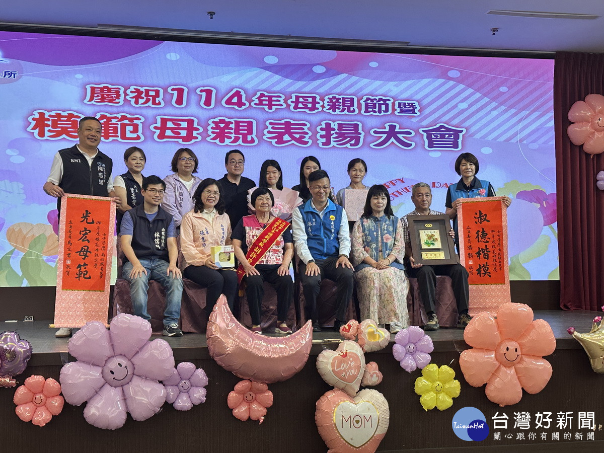 張市長與代表會張主席等也分別和模範母親家庭合影。（記者扶小萍攝）