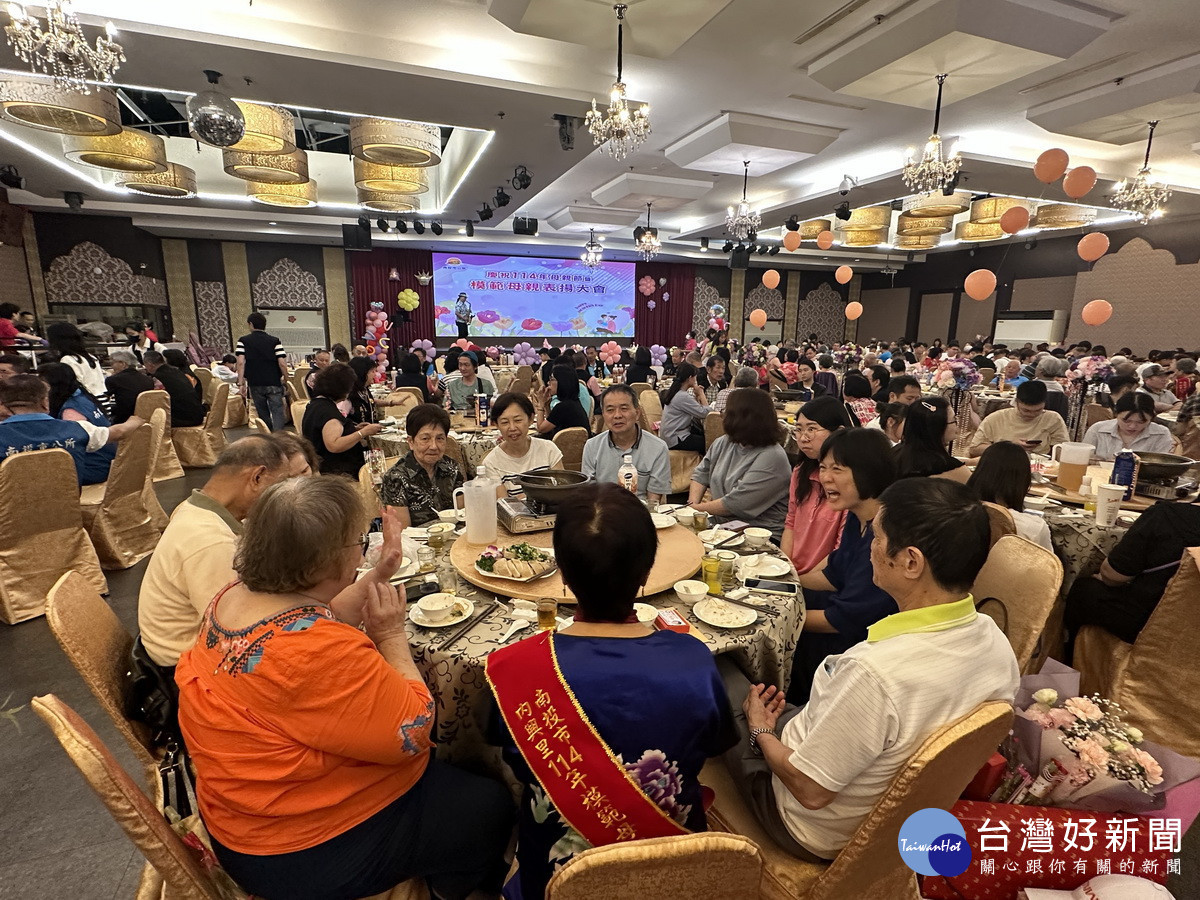 市公所以餐會宴請各里模範母親及家人。（記者扶小萍攝）