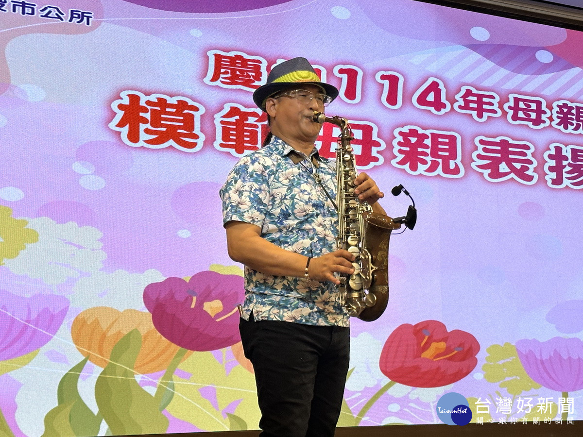 更保南投分會鄭家珍主委表演熱場。（記者扶小萍攝）
