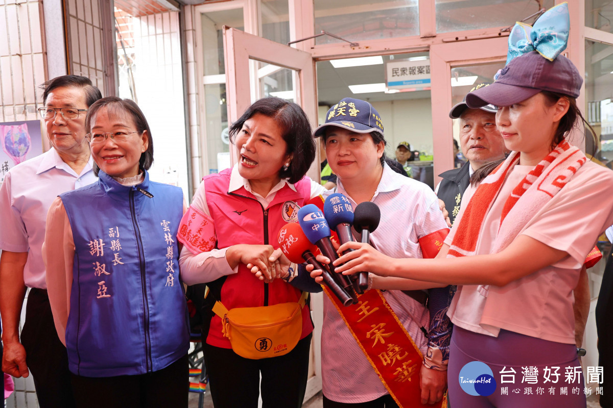 雲林縣長張麗善上午在北港由白沙屯拱天宮主委洪文華陪同與爐主宋曉華會面／縣府提供