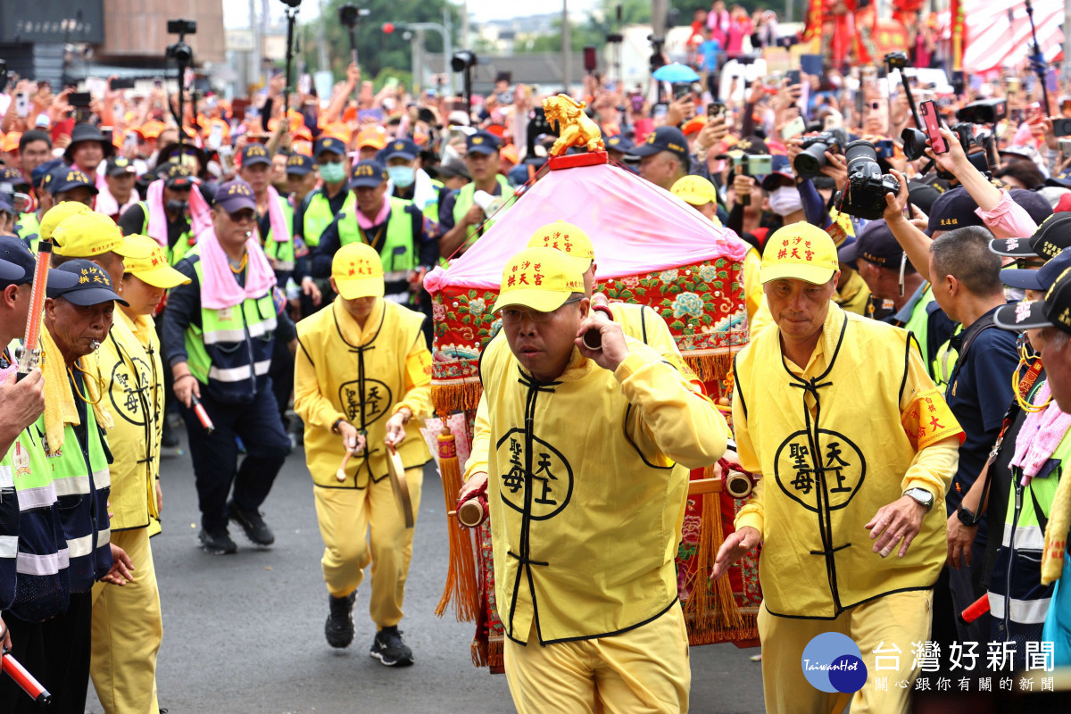 白沙屯媽祖、山邊媽祖鑾駕今(3)日抵達雲林，近午停駕於北辰派出所／雲林縣政府提供