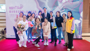 張市長與護理人員合影。