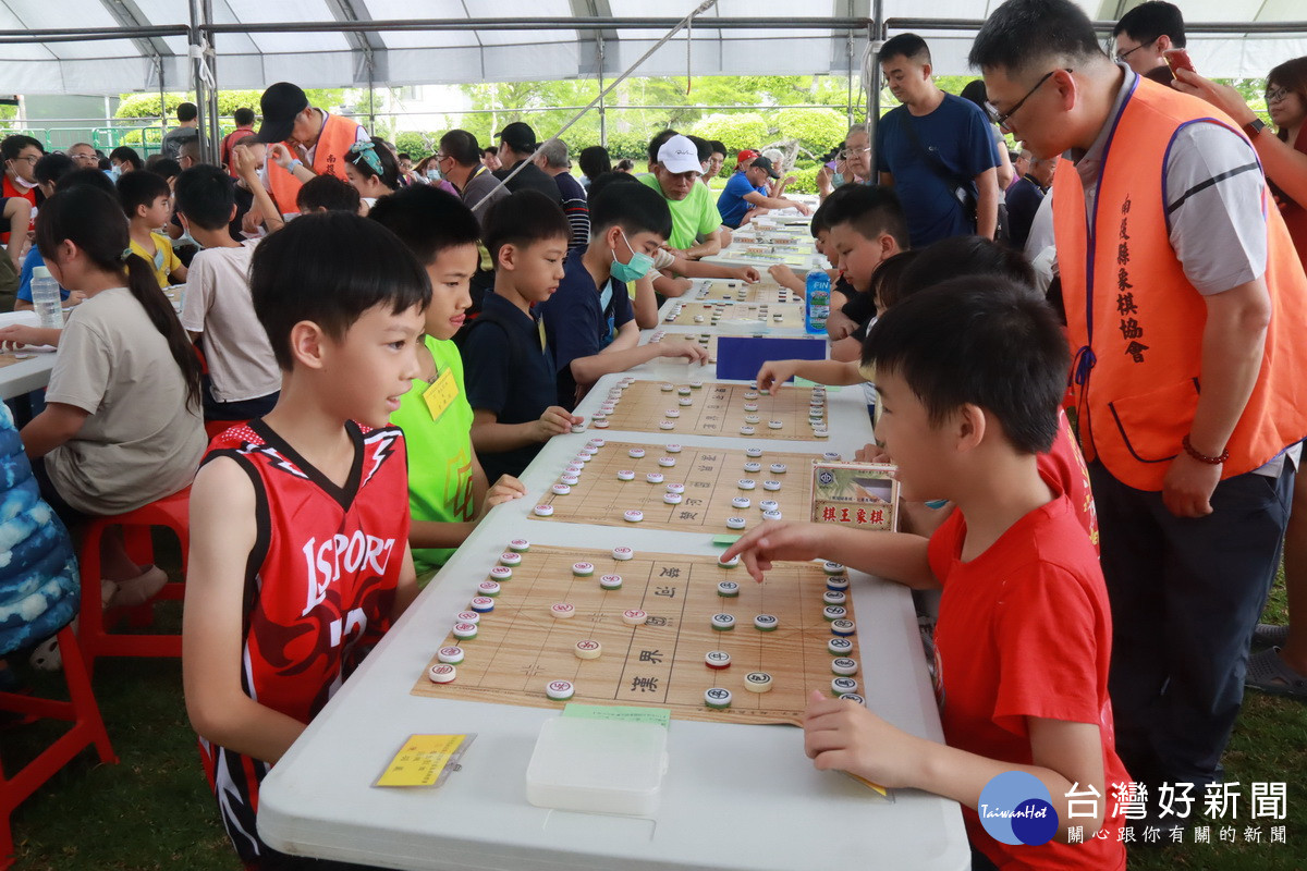 棋王爭霸分暗棋賽與軍棋賽。（記者扶小萍攝）