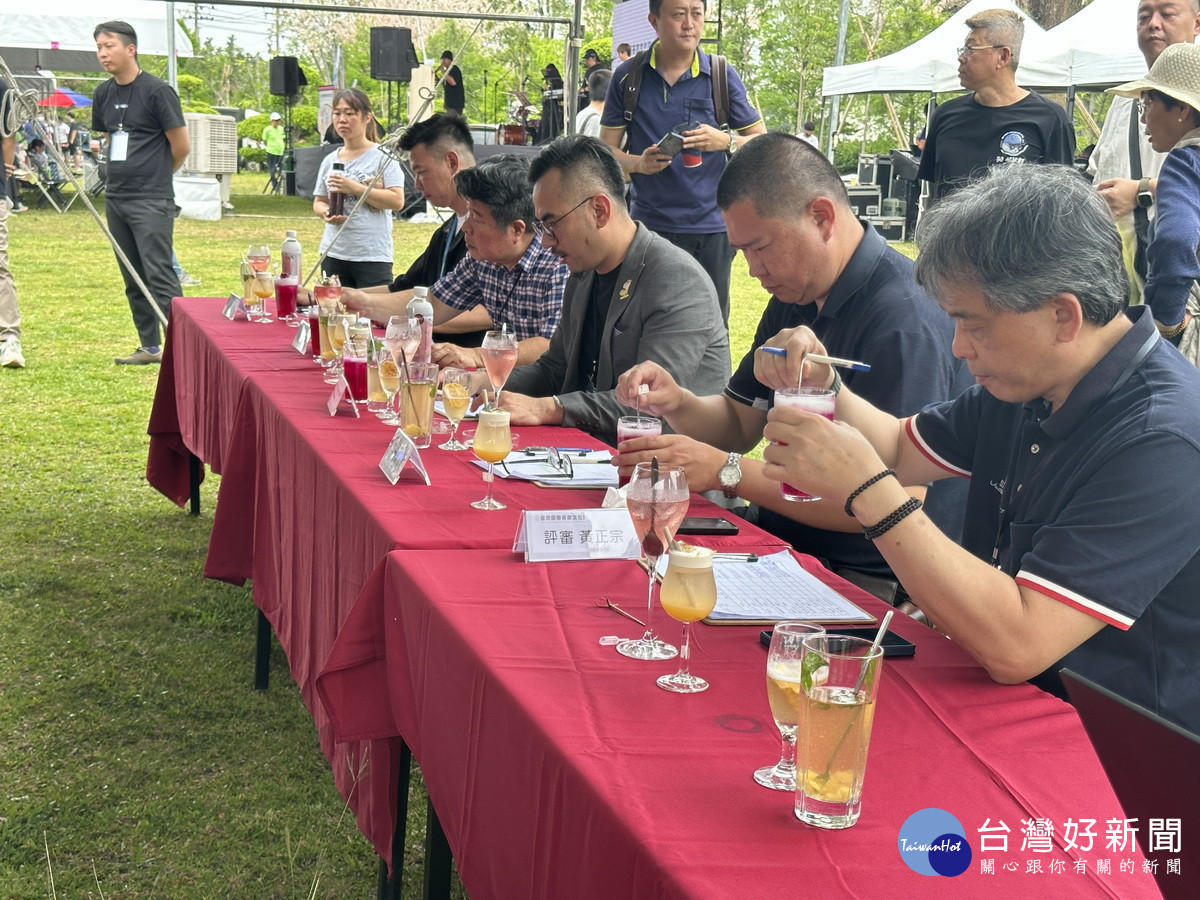 評審仔細品評選出優勝。（記者扶小萍攝）
