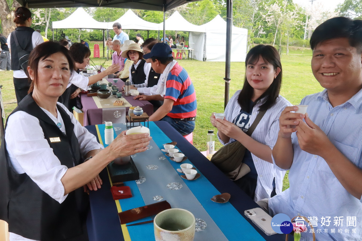中興大學博士班同學進行茶鄉小旅行。（記者扶小萍攝）