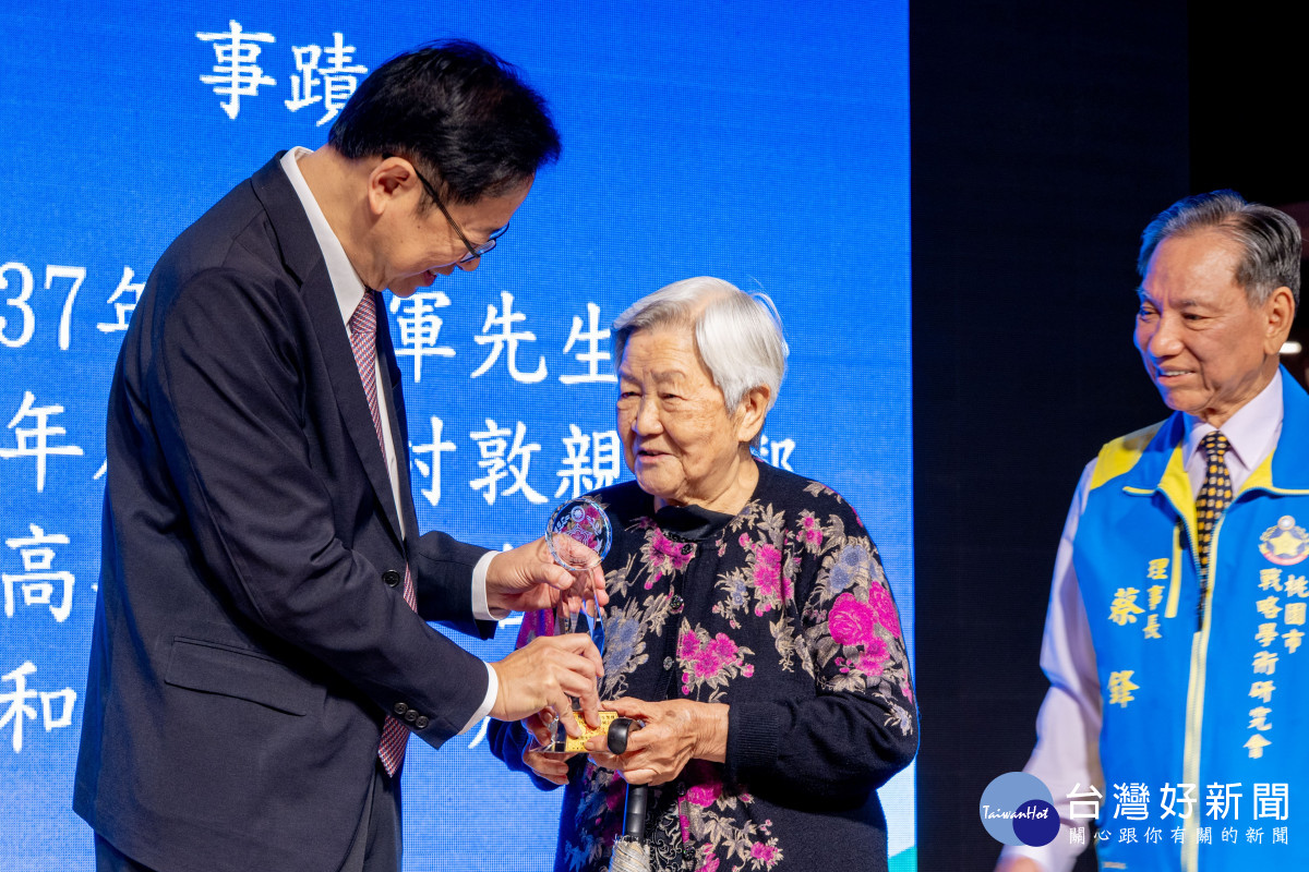 張市長感謝軍眷母親的無私奉獻。