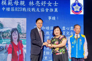張市長表揚榮民團體模範母親。