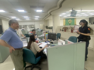 楊梅警赴銀行櫃檯宣導阻詐技巧，守護桃園市民財產安全。