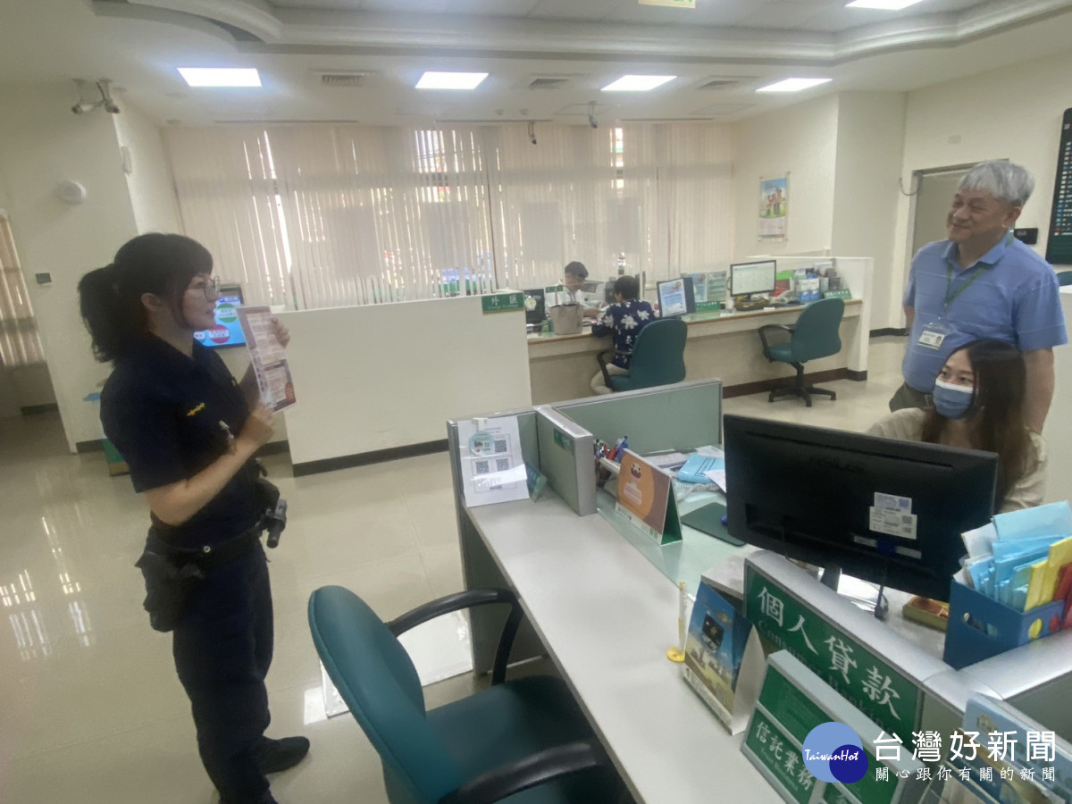 楊梅警赴銀行櫃檯宣導阻詐技巧，守護桃園市民財產安全。