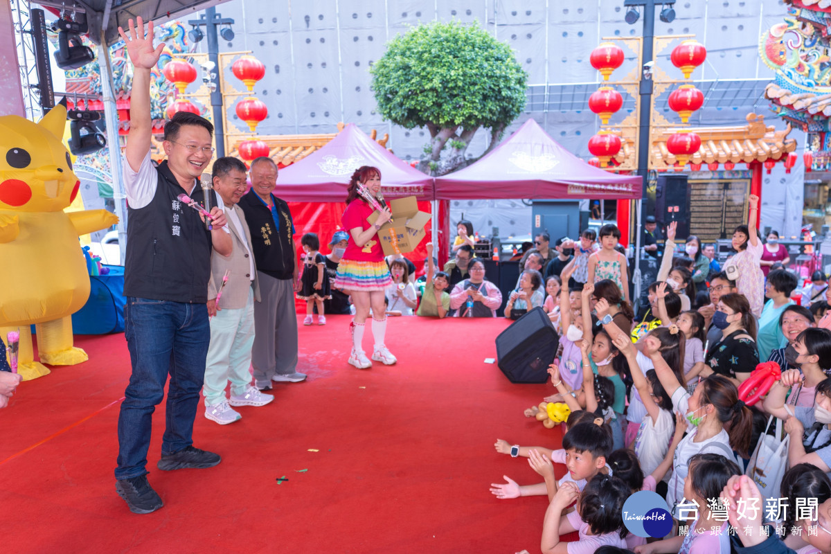 蘇副市長與孩子進行有獎徵答。
