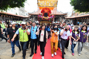 鹿港慶端陽系列活動「龍王祭」，3日吉時由彰化縣長王惠美等人，於鹿港龍山寺恭請「龍王尊神」起駕。圖／記者鄧富珍攝