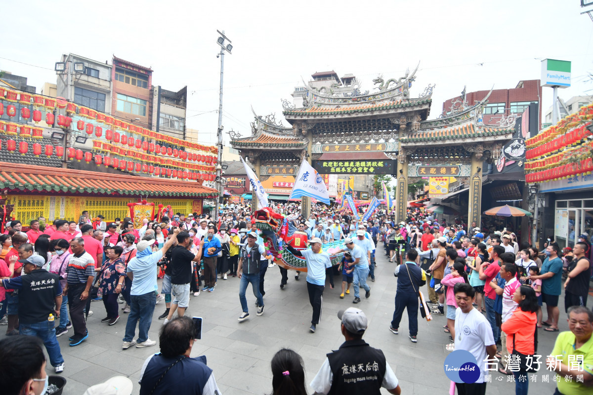 鹿港慶端陽系列活動「龍王祭」，今日吉時由彰化縣長王惠美等人，於鹿港龍山寺恭請「龍王尊神」起駕。圖／記者鄧富珍攝