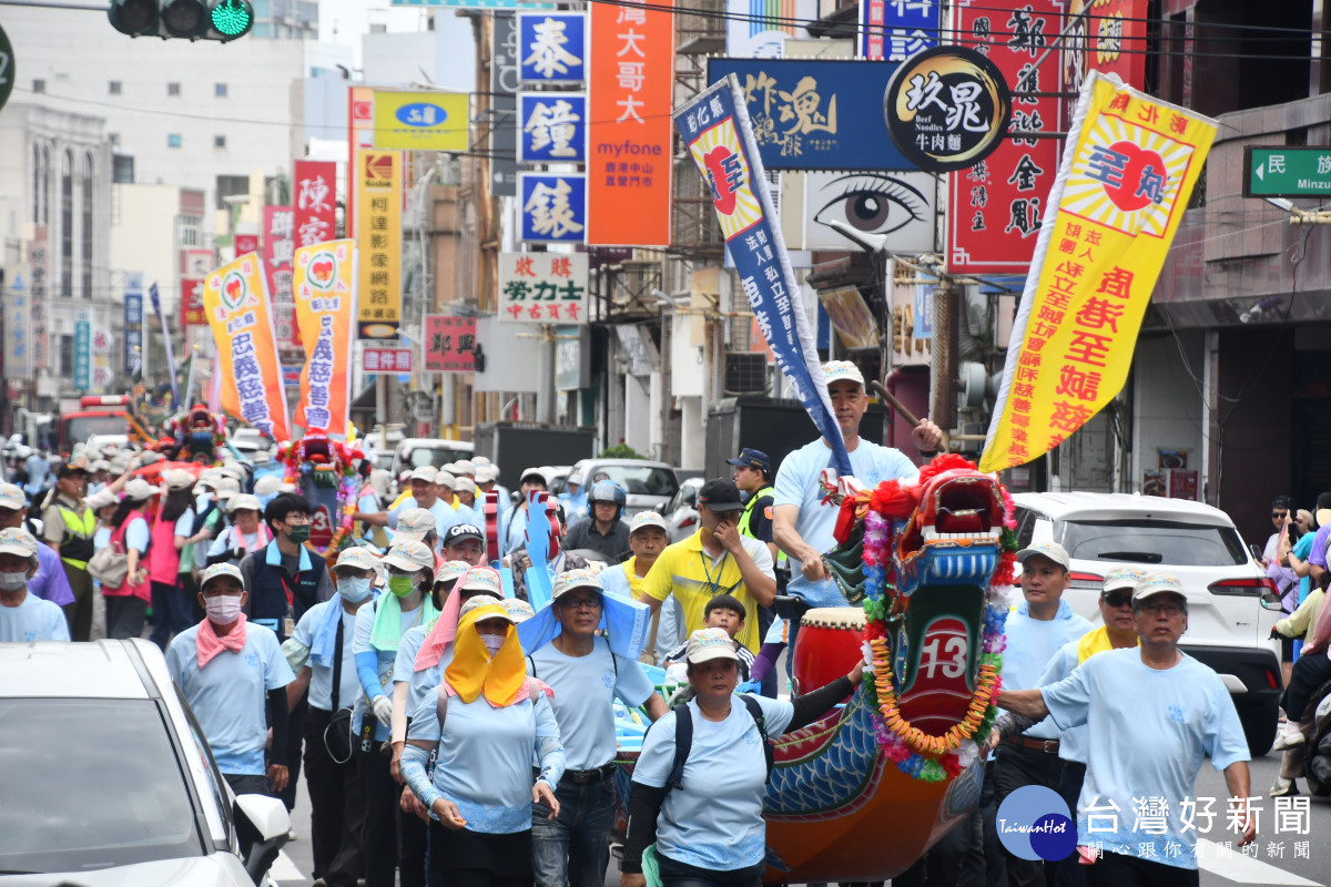 踩街隊伍。圖／記者鄧富珍攝