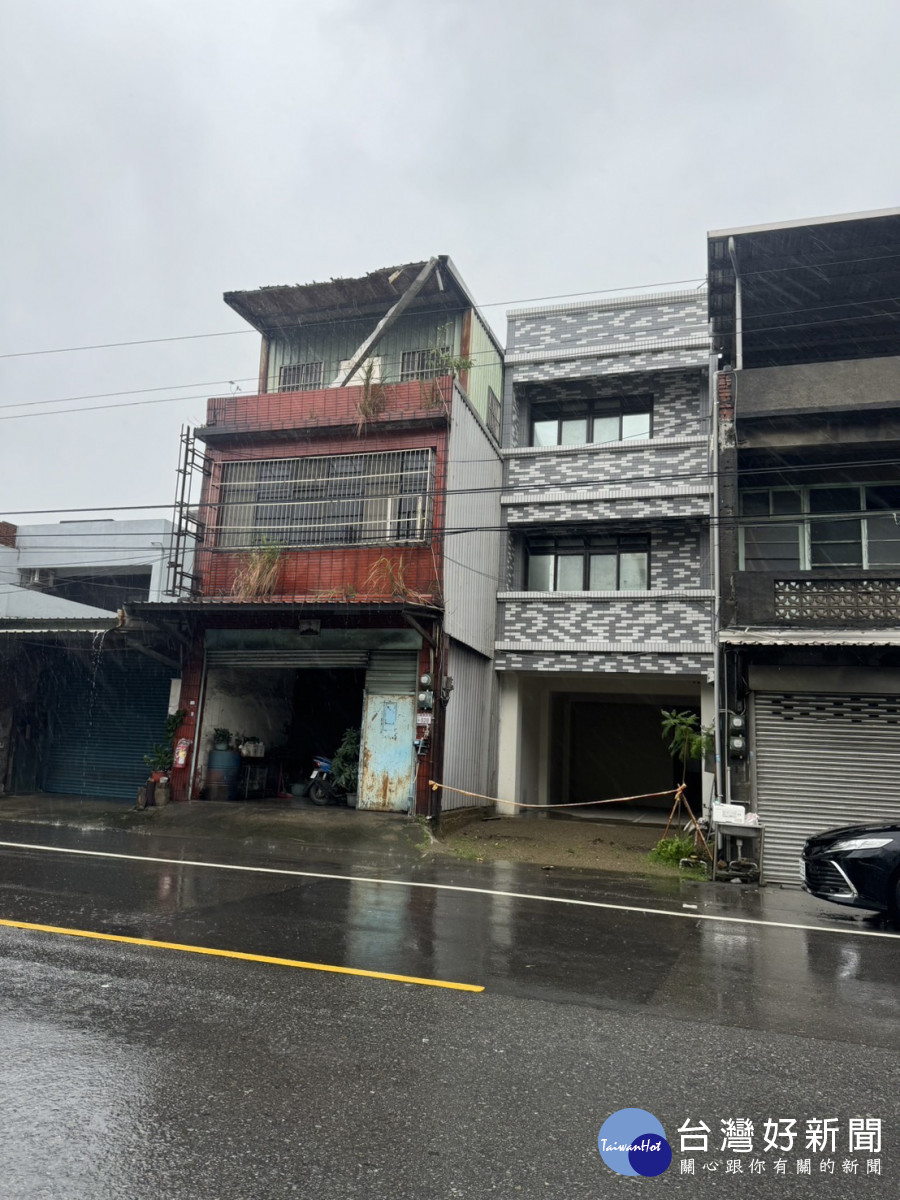 無法補照的老房子與殘破的屋頂違建。<br />
<br />
