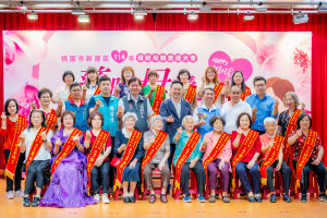 蘇副市長與新屋區模範母親合影。