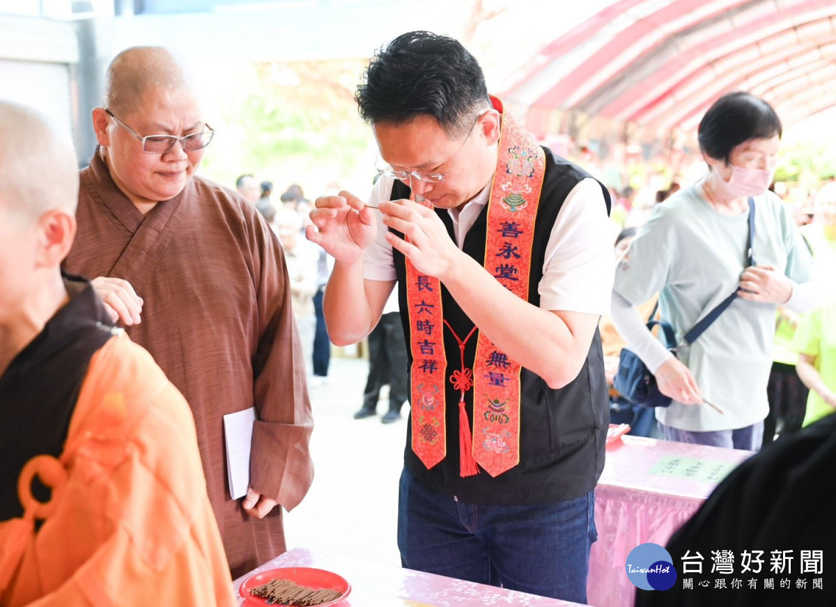 蘇副市長淨心浴佛。