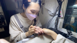 家住桃園的新住民媽媽小琪，靠著參加職訓學美甲，重返職場成功創業當美甲師。
