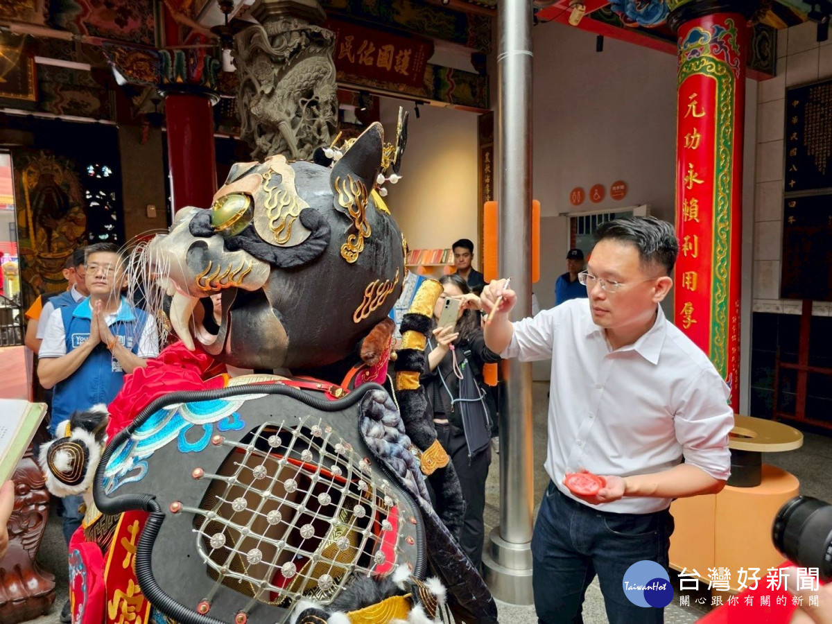 蘇副市長為龍元宮黑虎爺將軍開光入神。