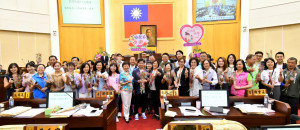 母親節前夕，府會攜手推廣在地花卉傳遞祝福與心意。圖／記者鄧富珍攝
