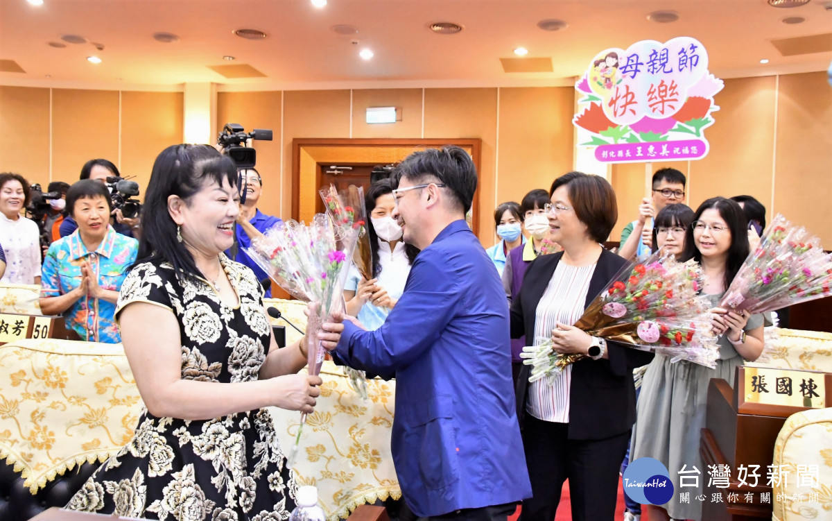 母親節前夕，府會攜手推廣在地花卉傳遞祝福與心意。圖／記者鄧富珍攝