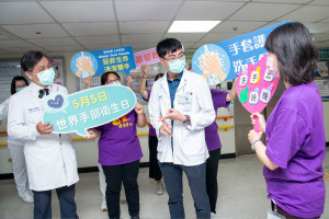 林慶雄副院長親率感管中心成員至醫療單位宣導手部衛生時機與技巧，並進行有獎問答互動。圖／彰基醫院提供