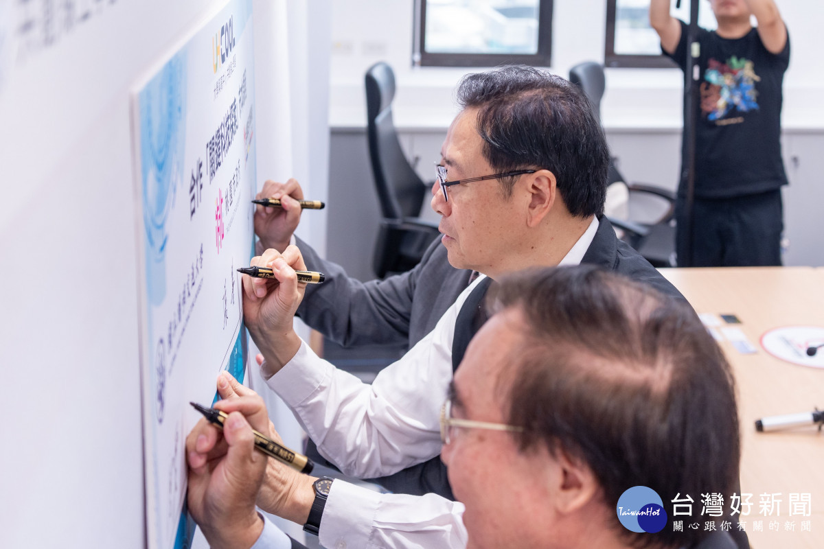 張市長代表桃園市政府簽署推動「關鍵科技探索課程」的合作協議。