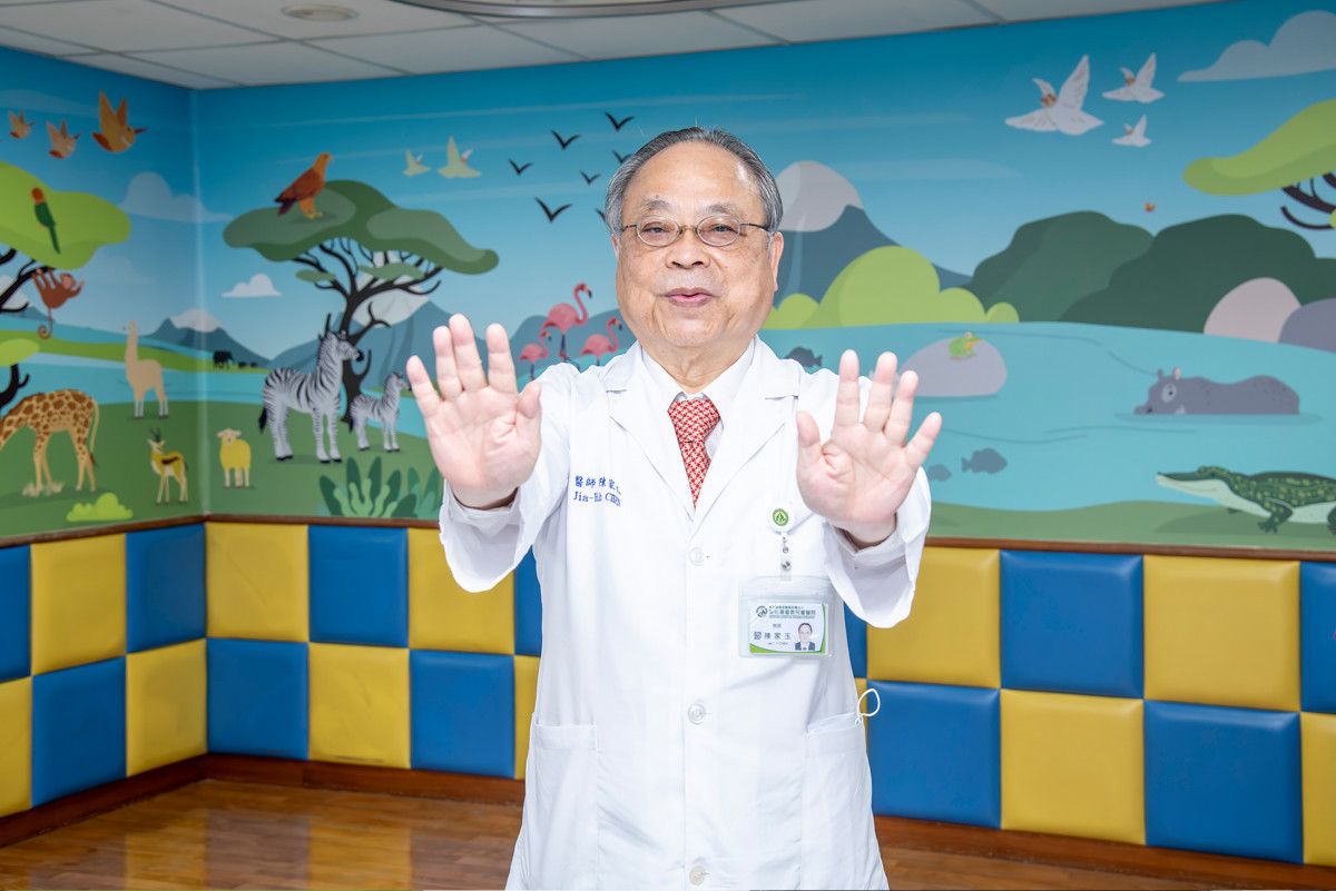 兒童醫院陳家玉院長強調，除了戴手套以外，洗手是非常重要的，避免把病原菌傳染給別人，也可以保護自身的安全。