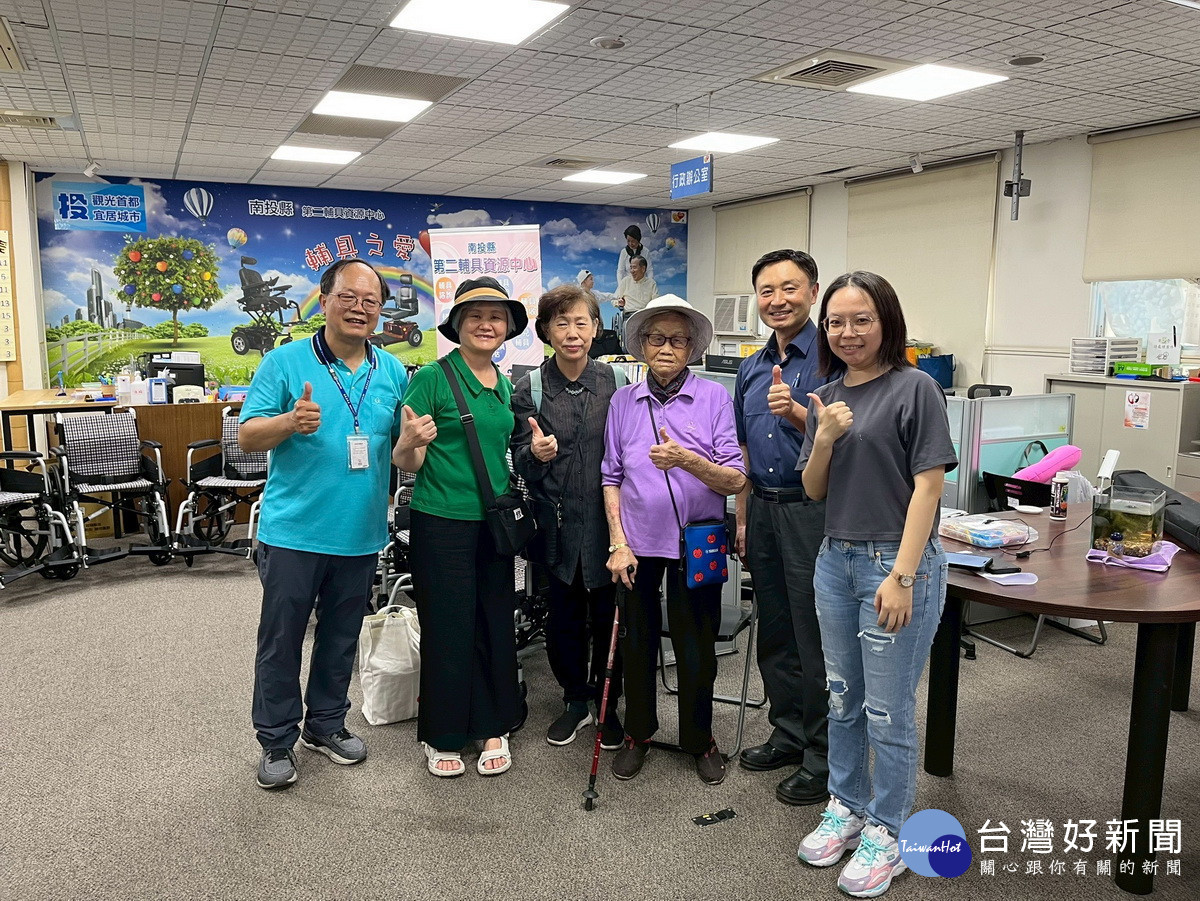 陳董事長與高齡98歲母親都出席。（縣府提供）