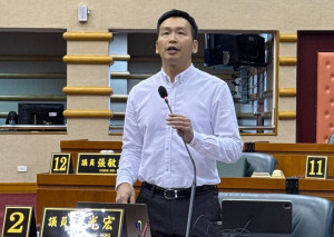 「嘉義市自助選物販賣事業管理自治條例草案」第5條有關自助選物營業場所應距離國民中、小學之測量方式未明確定義，議員鄭光宏要求市府退回重新研擬／陳致愷翻攝
