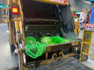 嘉義縣環保局日前退運一輛市公所垃圾車，經查嚴重違反鹿草焚化廠廢棄物進場標準／嘉義縣府提供