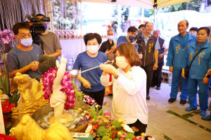 嘉義市長黃敏惠前往佛光山圓福寺浴佛，為佛陀祝壽／嘉義市府提供
