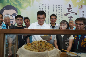今日立夏，鹿港鎮長許志宏化身阿宏師，分享瓠仔炒麵給公所員工享用。圖／記者鄧富珍攝