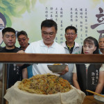 今日立夏，鹿港鎮長許志宏化身阿宏師，分享瓠仔炒麵給公所員工享用。圖／記者鄧富珍攝