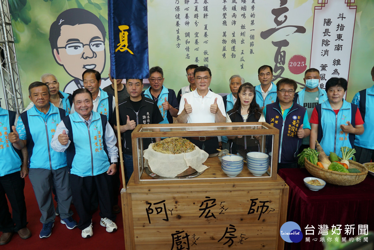 今日立夏，鹿港鎮長許志宏化身阿宏師，分享瓠仔炒麵給公所員工與洽公民眾享用。圖／記者鄧富珍攝