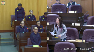 市議員謝美英質詢警察局，為警犬汪汪隊發聲。