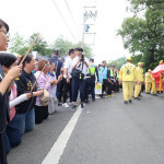 200多年來白沙屯媽祖首度進入南投縣，許縣長跪迎鑾駕。（縣府提供）