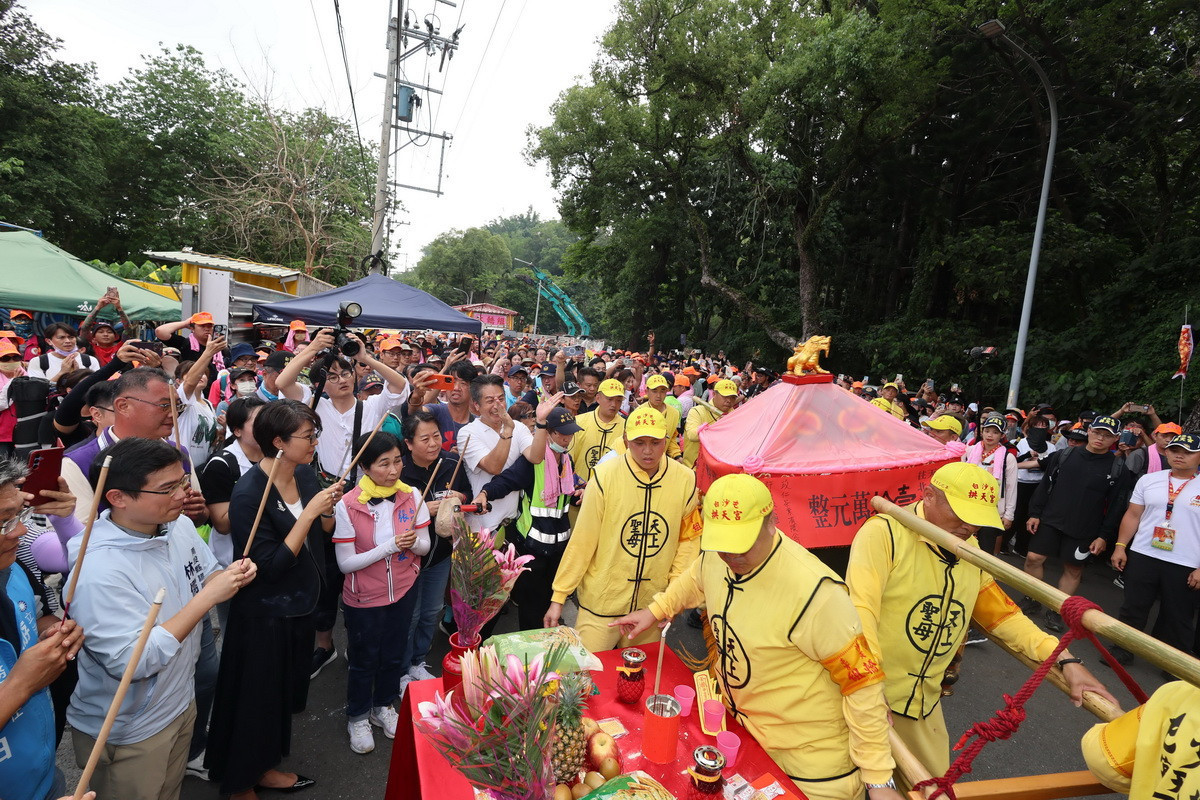 白沙屯媽祖貼近加持。（縣府提供）