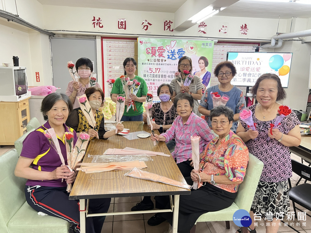 義工手作康乃馨花束過程。