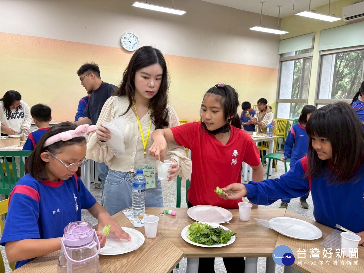 暨大教育學院USR計畫攜親子認識埔里在地食材與環境永續議題。（暨大提供）