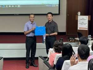 台灣中油溶劑化學品事業部執行長蘇志成(左)、雲林地院卓進仕院長(右)／中油溶劑化學品事業部提供