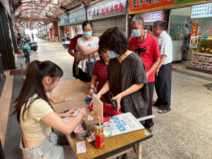 民眾於活動日自備環保袋、環保杯或餐具組等，到3處市集服務台出示並經確認後，即可以100元現金換購面額200元的加倍購票券乙份／翻攝照片