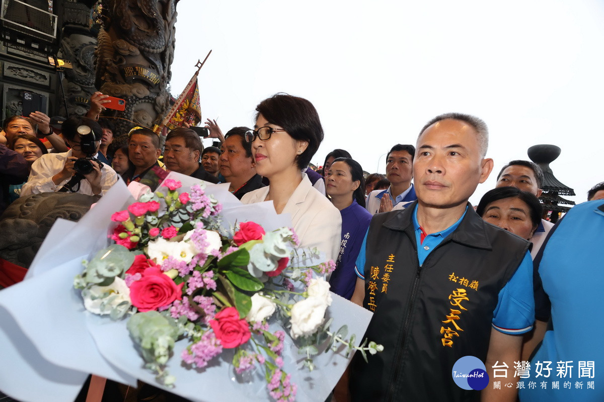許縣長與立委、王副縣長、縣府主管等獻花焚香虔敬送駕。（縣府提供）
