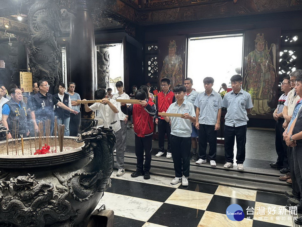 考生代表呈上准考證等祈請玄天上帝、文昌帝君的庇佑。（名間鄉公所提供）