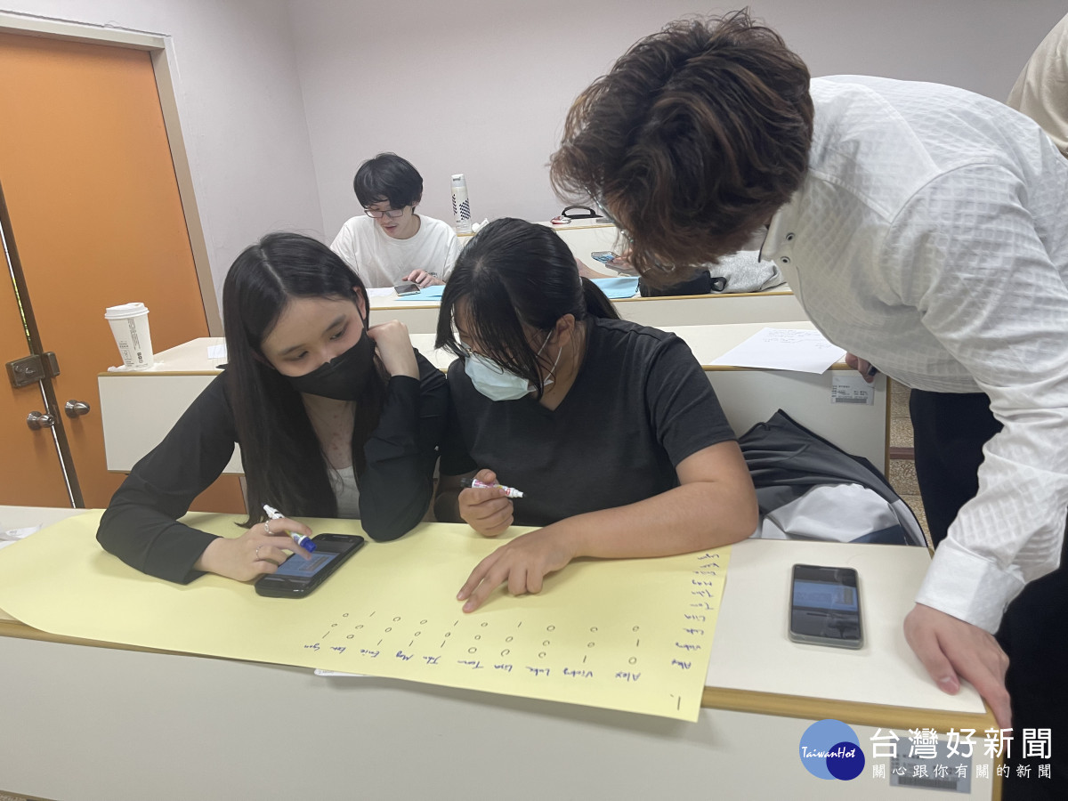 中原大學智慧運算與量子資訊學院「社群網絡分析」課程，學生分組討論情形。