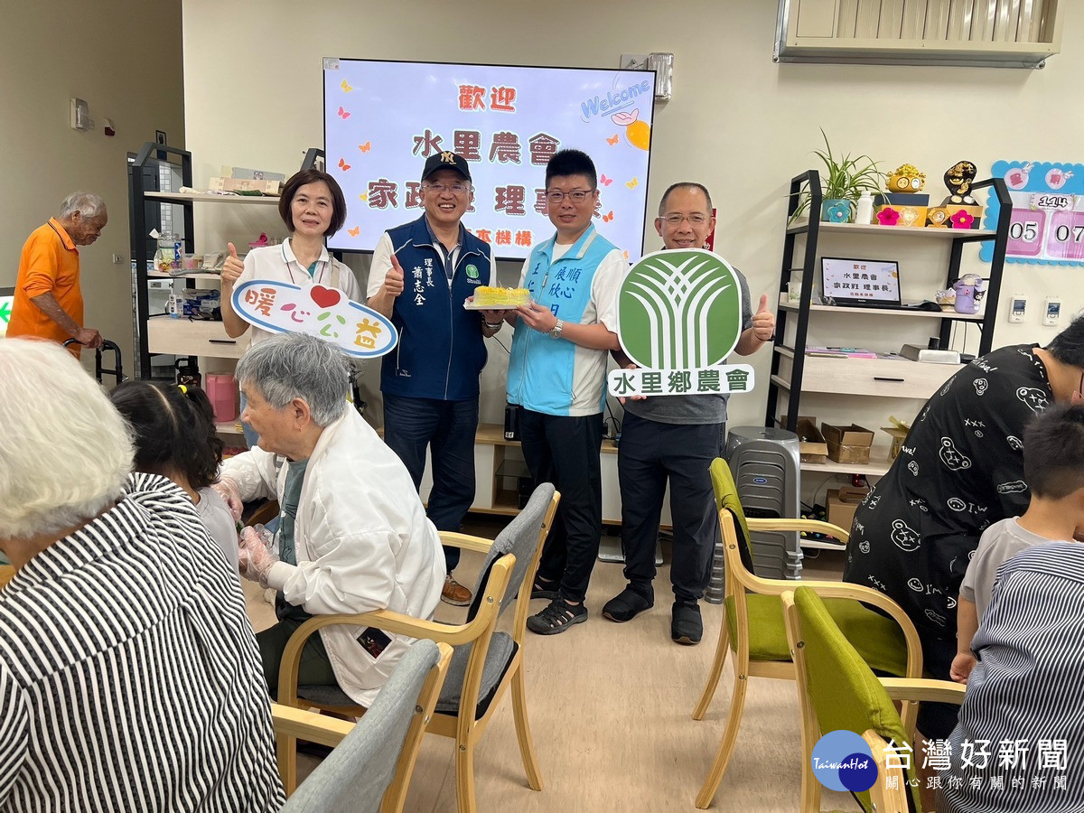 蕭志全理事長親自將蛋糕送到長照中心，與長輩們一起分享這份節日的溫情。